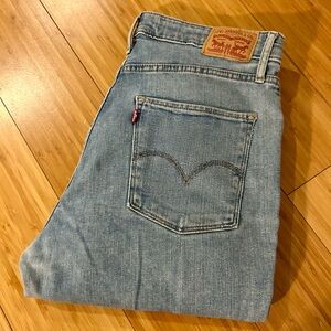 Levi's 721 high rise skinny jeans. Size 31.